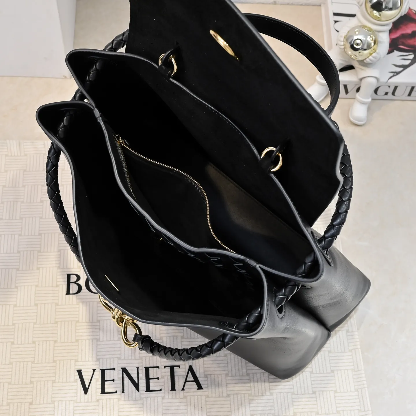Batch 2360 #Bv New Ciao Ciao handbag Ciao Ciao means "hello" and "goodbye" in Italian, showing a relaxed and casual lifestyle ⭐️Made of Dutch Silky Calf calf leather ~ silky to the touch. The leather is thick, and the suede lining is soft and comfortable. The relaxed feeling of stacked smooth leather, the representative woven element shoulder strap, and the perfect embellishment of golden buckles 💥The bag has a unique shape, casual and exquisite, and super practical ☄️Carry Ciao Ciao to accompany you in various occasions, and be the most stylish you 🎀 Model: 7231 Size: 34x26x15